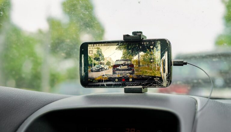 Use your old smartphone as a dash cam – legally and safely