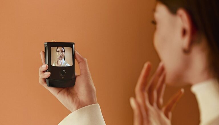 How to take hands-free selfies with your smartphone